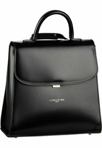 Sac à main en cuir noir au design structuré, de forme rectangulaire, avec une poignée supérieure et un fermoir à rabat. Présente une plaque logo sur le devant.