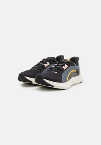 Sport sneakers i svart mesh og grå syntetiske materialer, med rosa detaljer, et gult striper og en teksturert hvit dempesåle.