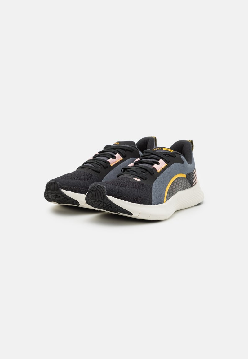 Zapatillas deportivas de malla negra y materiales sintéticos grises, con acentos en rosa, una franja amarilla y una suela de amortiguación texturizada en blanco.