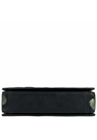 Schwarze Ledertasche mit floralen Mustern auf einer Seite, flache Form und ohne sichtbare Beschläge oder Verschlüsse. Glatte Oberfläche.