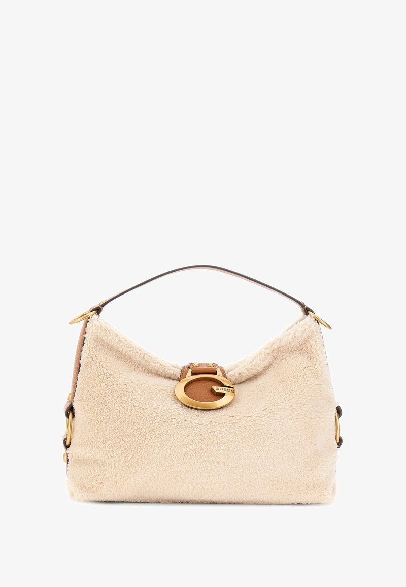 Sac à main beige en fausse peau de mouton avec une bandoulière en cuir marron et un fermoir ovale doré avec le logo Guess sur le devant.