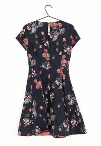 Robe florale à manches courtes, en tissu marine, motif de fleurs rouges et bleues, corsage ajusté, jupe évasée, fermeture à boutons au dos, texture lisse.