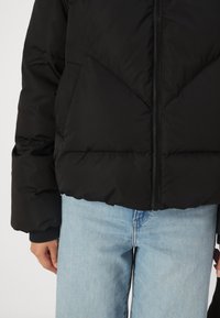 YAS YASIRIMA JACKET - Pūkinė striukė - black