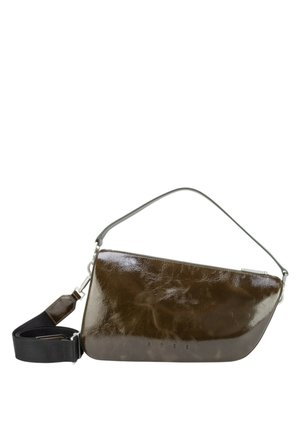Borsa a tracolla in pelle lucida marrone scuro con una tracolla corta e una tracolla in tessuto nero regolabile più lunga attaccata a un lato.