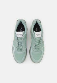 Zapatillas verdes de cuero con acentos texturizados y suelas estriadas. Presentan un diseño de cordones, cuellos acolchados y un logo en la lengüeta.