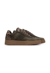 Zapatillas verdes que presentan materiales de ante y cuero, superficies texturizadas y un cuello con estampado de leopardo. Suela de goma con forma redondeada.