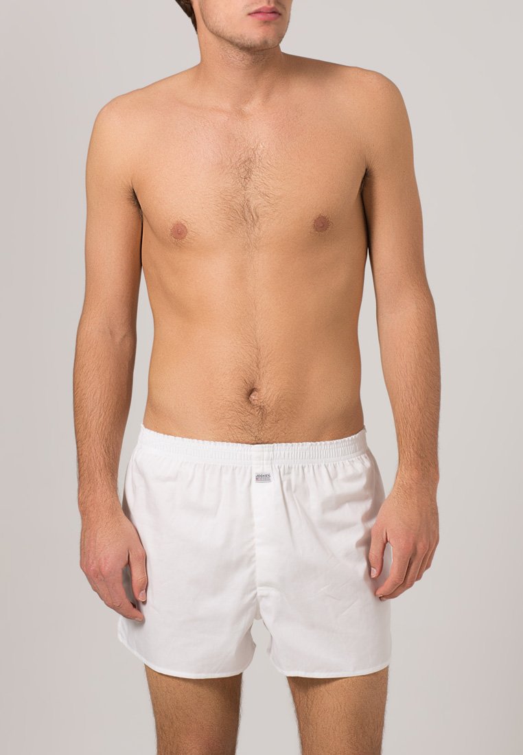 Boxer in cotone bianco con cintura elastica e una piccola etichetta sulla parte anteriore. Il design è semplice e privo di ornamenti.