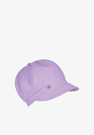 Casquette en tissu doux violet clair avec une visière courte et incurvée et un petit logo métallique rond sur la bande avant.
