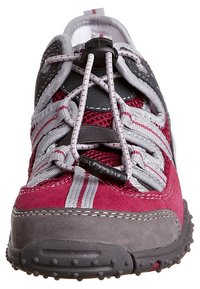 Červené a šedé dětské boty s vrchní částí z prodyšné síťoviny, elastickými tkaničkami a gumovou podrážkou. Mají zesílenou špičku a strukturované akcenty.