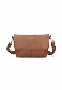 Borsa a tracolla in pelle marrone con una texture liscia, chiusura a pattina, tracolla regolabile e un logo argentato sulla parte anteriore. Design compatto.