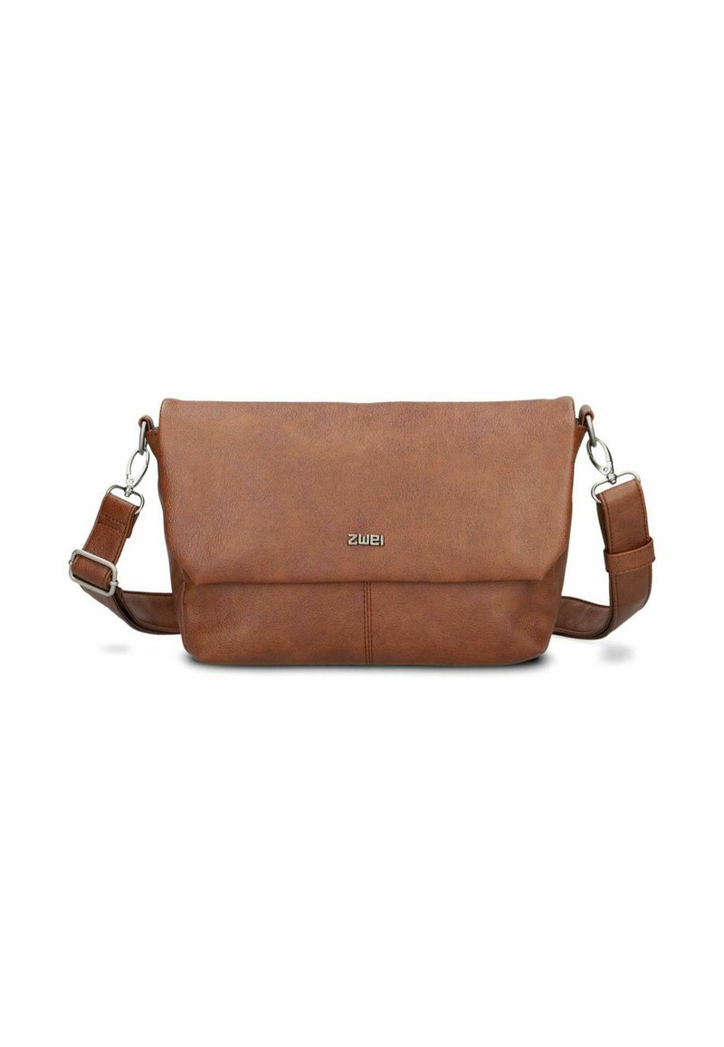 Borsa a tracolla in pelle marrone con una texture liscia, chiusura a pattina, tracolla regolabile e un logo argentato sulla parte anteriore. Design compatto.