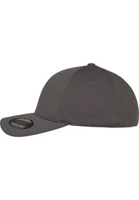 Szürke baseball sapka texturált felülettel, ívelt napellenzővel és hímzett logóval az elején. Fitted dizájn, nincs állítható pánt.