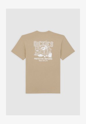 T-shirt in cotone beige con una stampa grafica bianca che recita "Dickies Protective Uniforms Made for Life" su un design di muro di mattoni. Maniche corte.