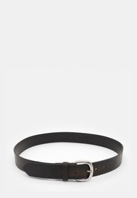 Sort læderbælte med en glat overflade, der har en sølvfarvet metalspænde og en enkelt løkke til justering af størrelsen. Enkel, minimalistisk design.