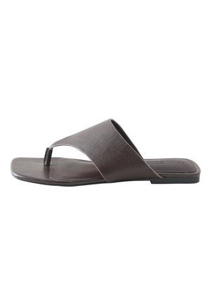 Mørkebrun flad sandal med bred rem og tåstrop, med firkantet sål.