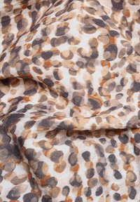 Leichter Stoff mit einem gefleckten Muster in Brauntönen, Beige und Grau, mit einer weichen Textur und einem fallenden Erscheinungsbild.