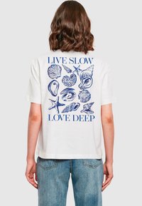 Mister Tee - LIVE SLOW SEASHELLS - Print T-shirt - white Thumbnail Image 1