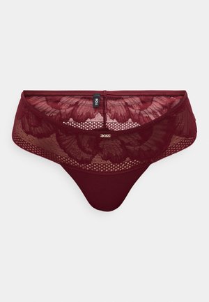 BOSS burgunder tanga med blondeoverlay, blomstermønster og mesh-detaljer. Glatt stoff foran, gjennomsiktig bak med bølgete kanter.
