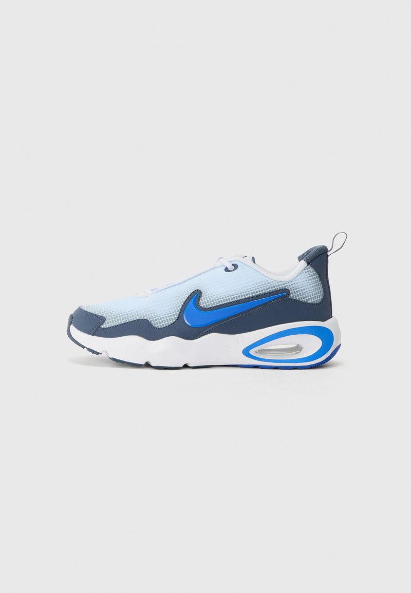 Αθλητικό παπούτσι σε ανοιχτό μπλε χρώμα με ύφασμα από διχτυωτό υλικό, ναυτικές λεπτομέρειες και λευκή σόλα με μπλε μονάδα αέρα. Στρογγυλεμένο σχήμα με ενισχυμένη μύτη.