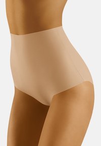 Hoog- taille shapewear in een gladde, matte beige stof, met een naadloos ontwerp en een zachte, rekbare textuur.