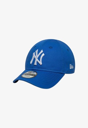 Blauwe peuterpet met wit New York Yankees-logo geborduurd aan de voorkant en een gebogen klep.