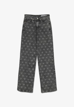 Jeans de mezclilla negra con un patrón de corazones repetido, diseño de pierna recta, estilo de cinco bolsillos y detalles de costura en contraste.