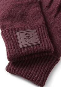 Burgundy stickade handskar med ribbade mudd, med en brun rektangulär logopatch med präglad design. Mjuk, texturerad tyg.