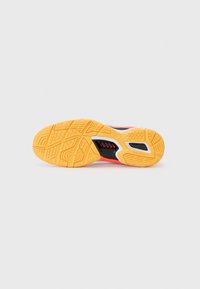 Semelle de chaussure de sport en caoutchouc jaune texturé, avec des accents noirs et un motif de semelle distinctif pour l'adhérence et la stabilité.
