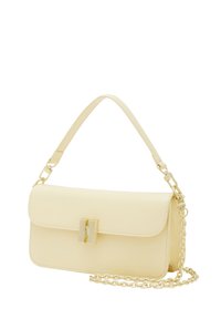 Bolso de mano de simulación de cuero amarillo con cierre de solapa, hardware dorado y correa de cadena desmontable. Textura suave y diseño minimalista.