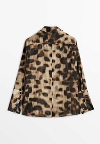 Blouse à manches longues avec poignets à boutons, imprimé léopard en beige, marron et noir, vue de dos sur fond blanc.