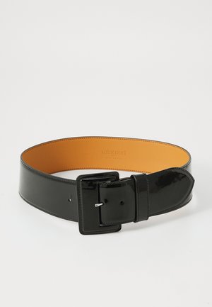 Sort lakeret bælte med en glat overflade, der har en rektangulær blank spænde og en orange indvendig foring.