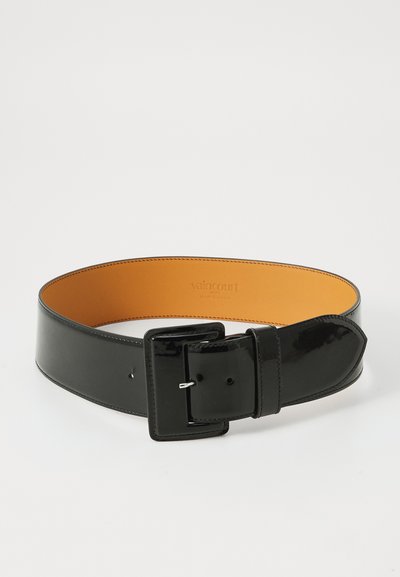 Sort lakeret bælte med en glat overflade, der har en rektangulær blank spænde og en orange indvendig foring.