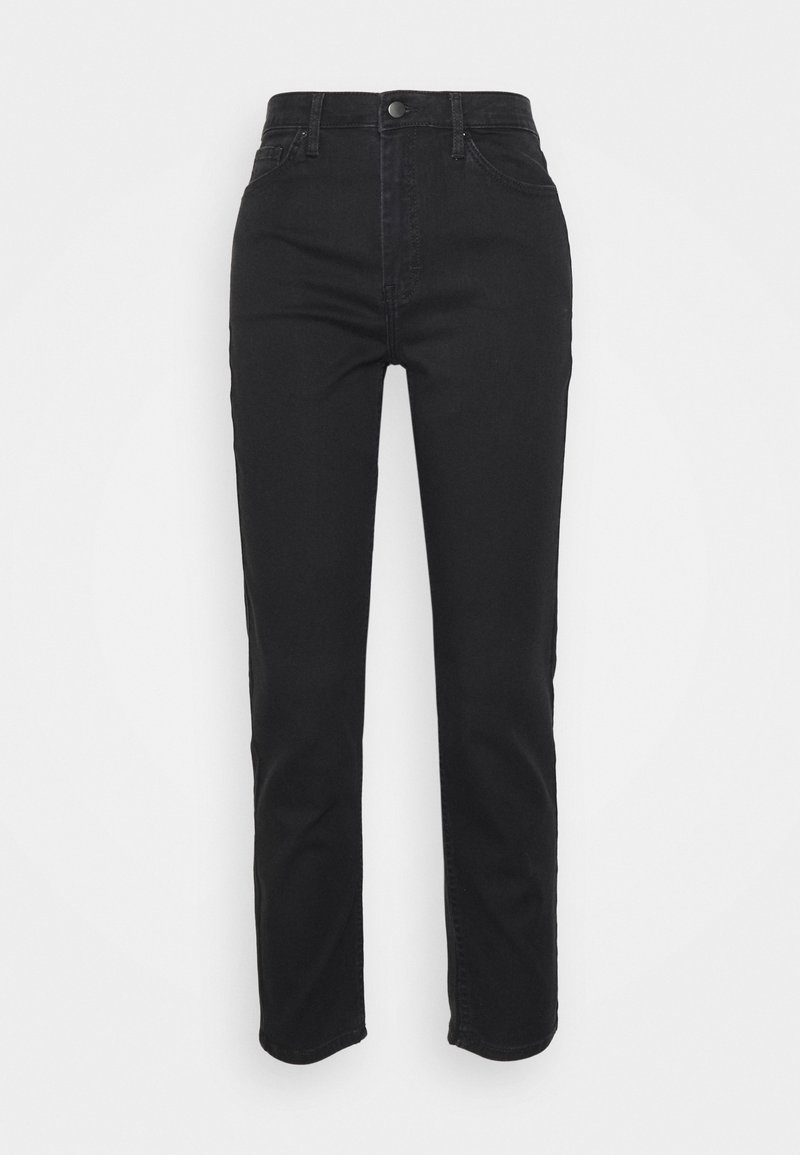 Jean noir taille haute à jambes droites avec bouton et fermeture éclair à l'avant, doté de poches standard et passants pour ceinture sur un fond blanc uni.