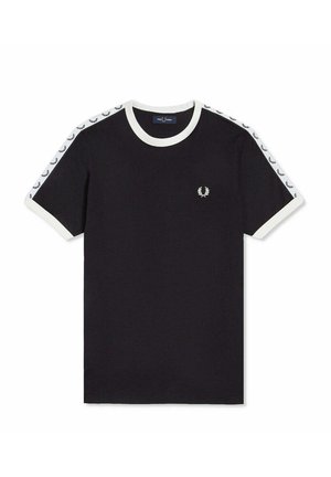 Camiseta negra con ribete blanco en el cuello y las mangas, con logos de corona de laurel blanca a lo largo de las franjas del hombro y un pequeño emblema en el pecho.