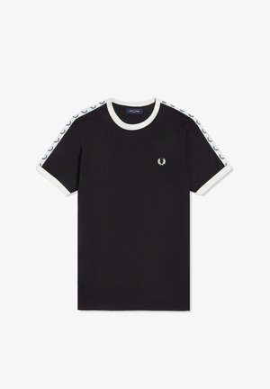 Camiseta negra con ribete blanco en el cuello y las mangas, con logos de corona de laurel blanca a lo largo de las franjas del hombro y un pequeño emblema en el pecho.