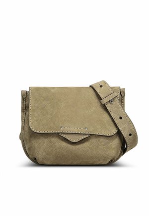 Sac à bandoulière en cuir vert olive avec une fermeture à rabat, des coutures visibles et une sangle réglable. Design compact avec une surface légèrement texturée.
