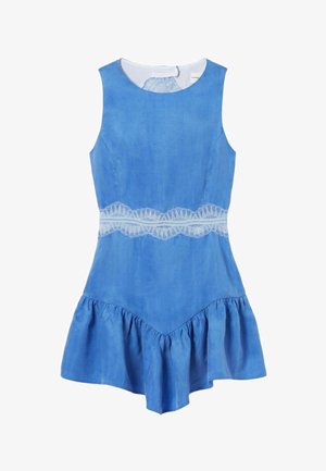 Vestito azzurro senza maniche con scollo rotondo, bordo in pizzo bianco in vita e orlo arricciato, disposto in piano su sfondo bianco.