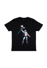 Sort bomulds t-shirt med et farverigt grafisk motiv af en karakter, der holder en økse, med detaljer som stribede bukser og dynamiske effekter.