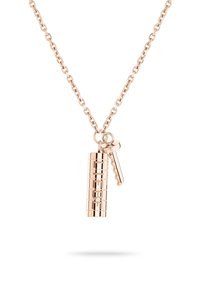 Rose gold halskæde med en cylindrisk vedhæng med graveret tekst og en lille nøglecharme, sat på en kædet kæde.