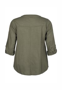 Chemise olive verte à manches longues avec poignets retroussés, fabriquée en tissu texturé. Présente un design de dos droit et un détail de couture centrale.