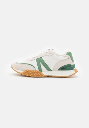 Baskets blanches et beige avec accents verts, semelle texturée et fermeture à lacets, vues de profil droit sur fond uni.