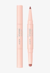 Kremowy duet Pupa Vamp! w różowym opakowaniu, o podwójnym zakończeniu z końcówką w formie kredki i szminki, srebrne logo z boku.