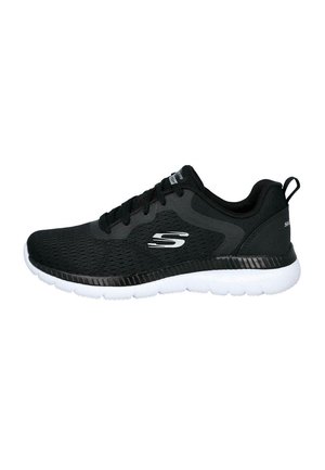 Zapatilla deportiva negra con suela blanca, parte superior de malla, diseño con cordones y logo "S" en el lateral, vista desde el lado exterior.