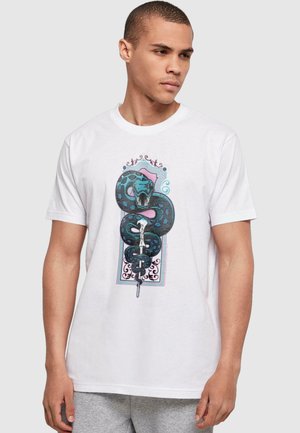 Hvid bomulds-T-shirt med et grafisk design af en slange i en blå og lilla farvepalette med udsmykkede detaljer. Korte ærmer.