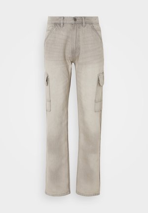 bézs színű cargo nadrág, amely denim anyagból készült, két oldalsó zsebbel, egyenes szárú dizájnnal és látható varrással. Texturált felület, elhalványult megjelenéssel.