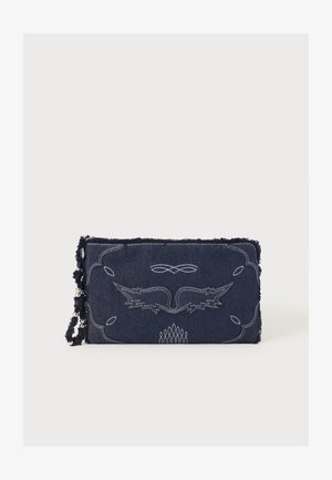 Navyblå stof clutch med hvide dekorative syninger og et lille håndtag med sølvperler på en ensartet lys baggrund.