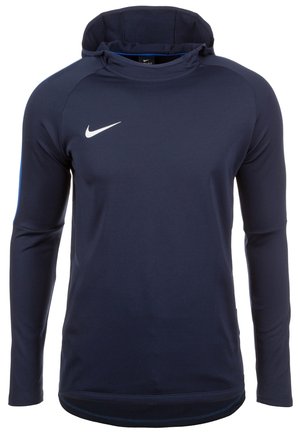 Granatowa bluza z kapturem Nike z długim rękawem, białym logo Swoosh na lewej piersi i dopasowanym, sportowym krojem.
