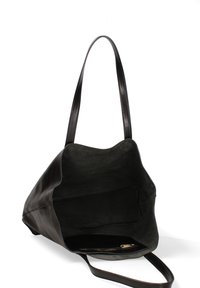 Zwarte leren schoudertas met een gladde buitenkant, zachte suède voering en lange handvatten. Het interieur heeft een open compartiment met een ritszak.