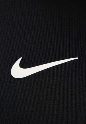 Svart texturerad tyg med en framträdande vit Nike swoosh-logotyp. Designen är elegant och minimalistisk.