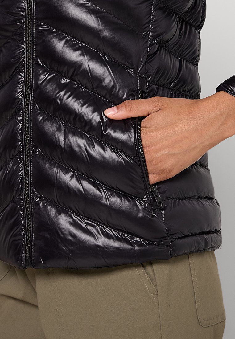 Czarna kurtka puchowa z przeszyciem w kształcie litery V, z suwakiem po boku i błyszczącym, lekkim wykończeniem.
